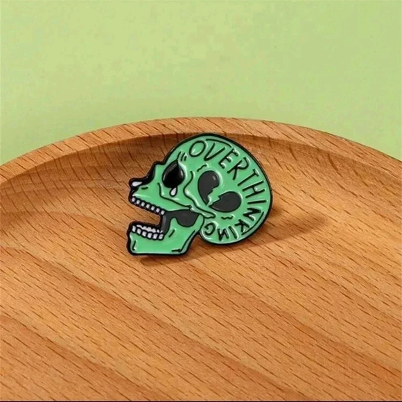 Funny green overthinking skull brooch enamel pin charm handbag accessories - Picture 5 of 7